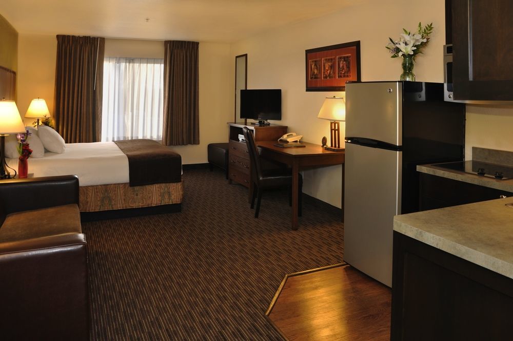Oxford Suites Hermiston Extérieur photo