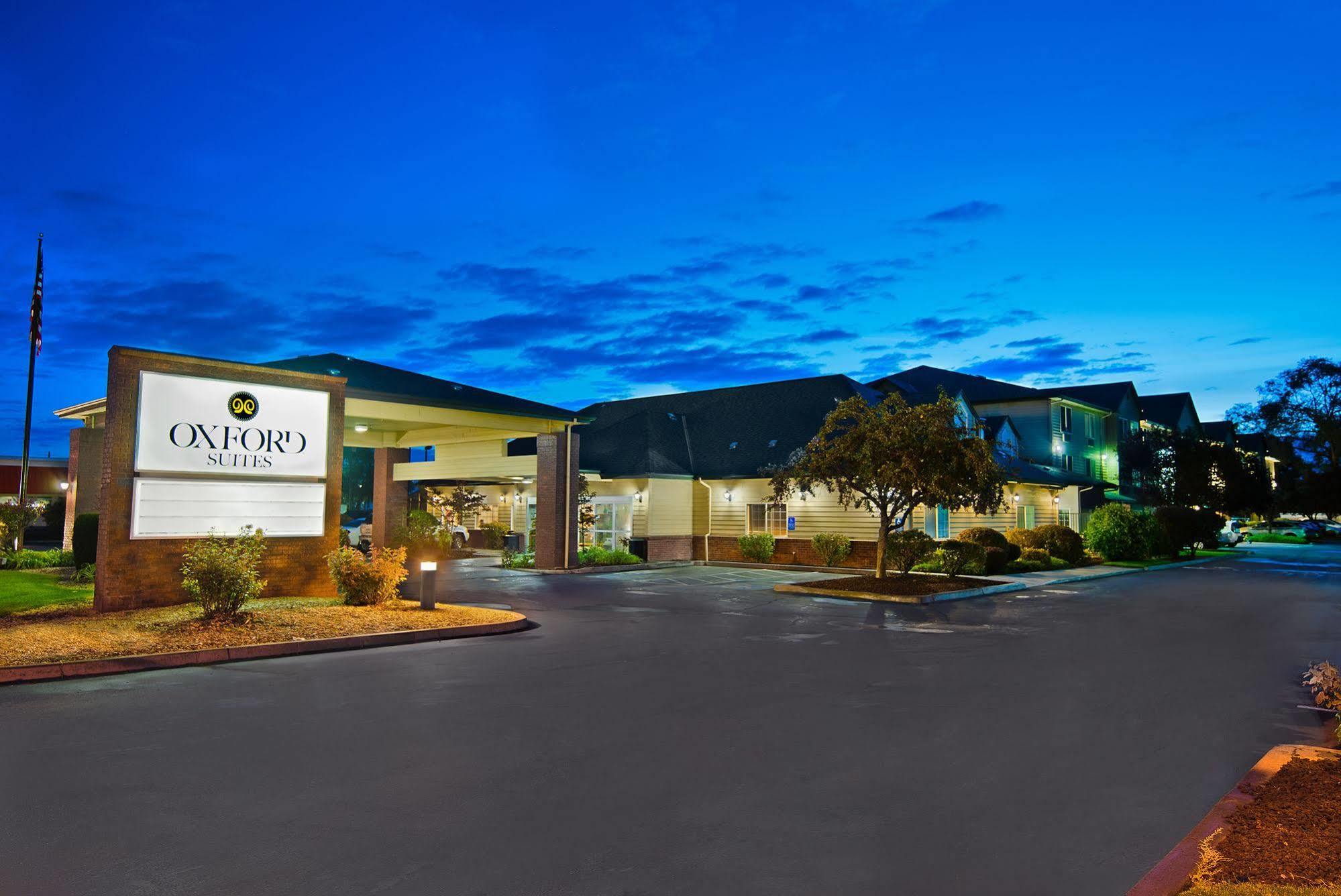 Oxford Suites Hermiston Extérieur photo