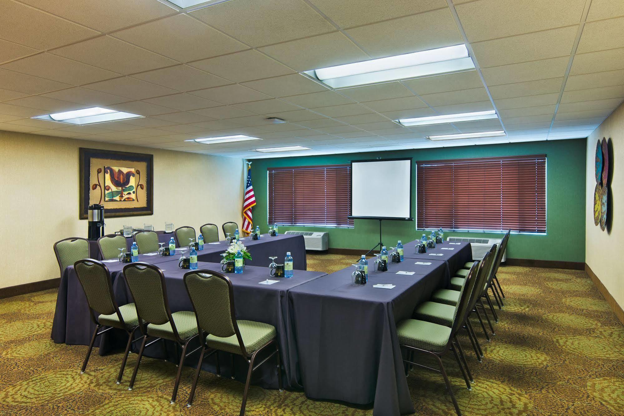 Oxford Suites Hermiston Extérieur photo
