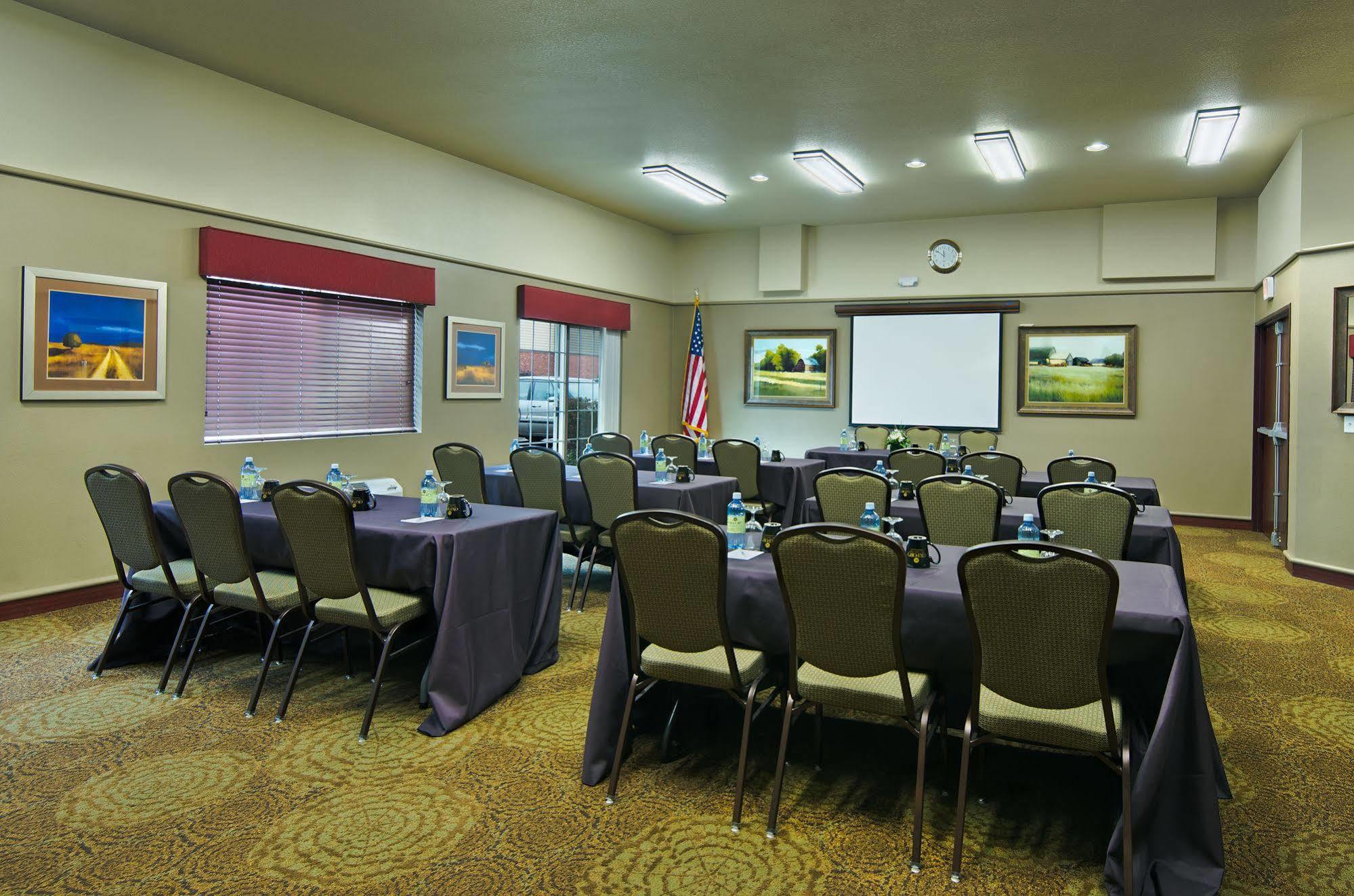 Oxford Suites Hermiston Extérieur photo