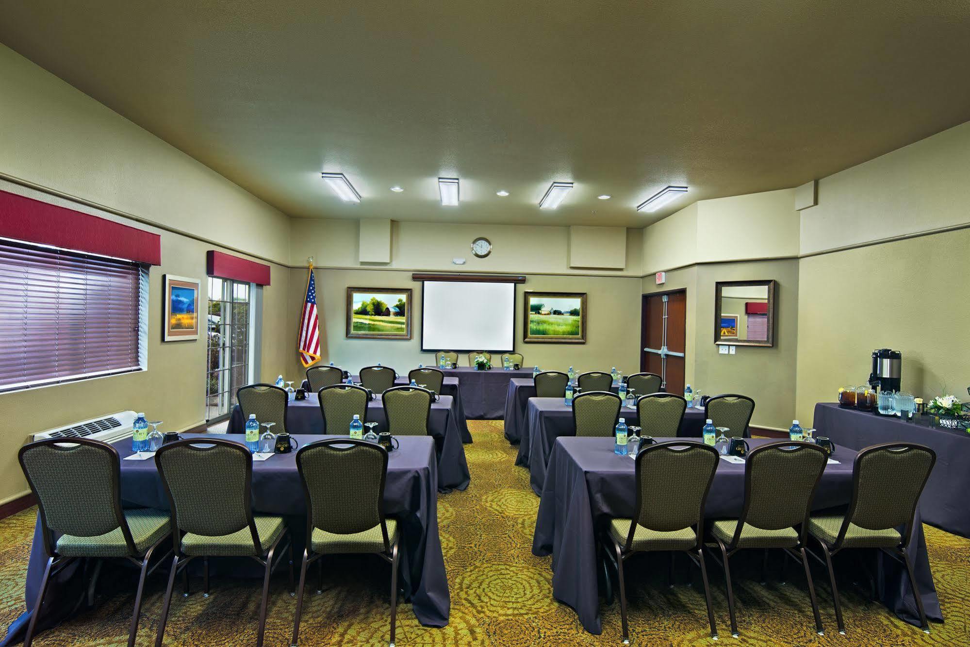 Oxford Suites Hermiston Extérieur photo